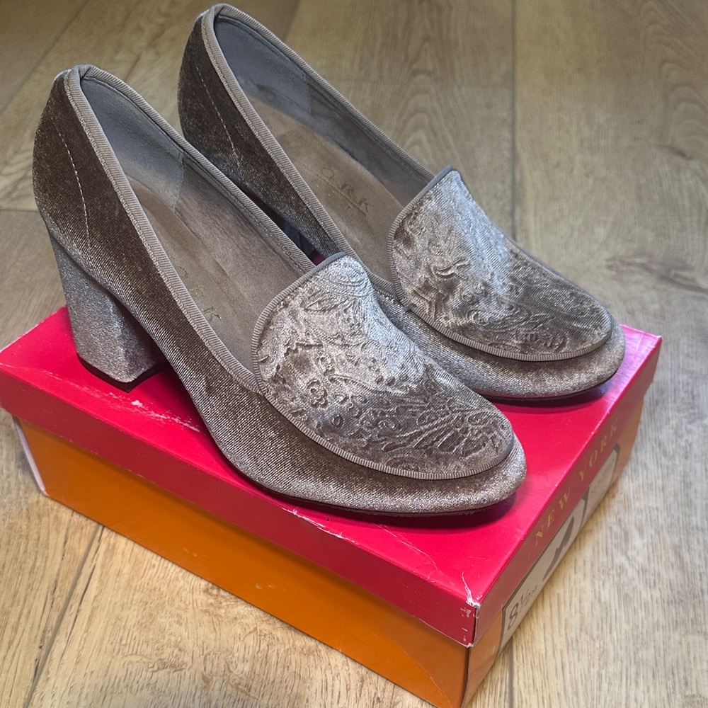 Womens New York Transit Women Plush Velvet Block Heel Loafers Taupe Size 8.5